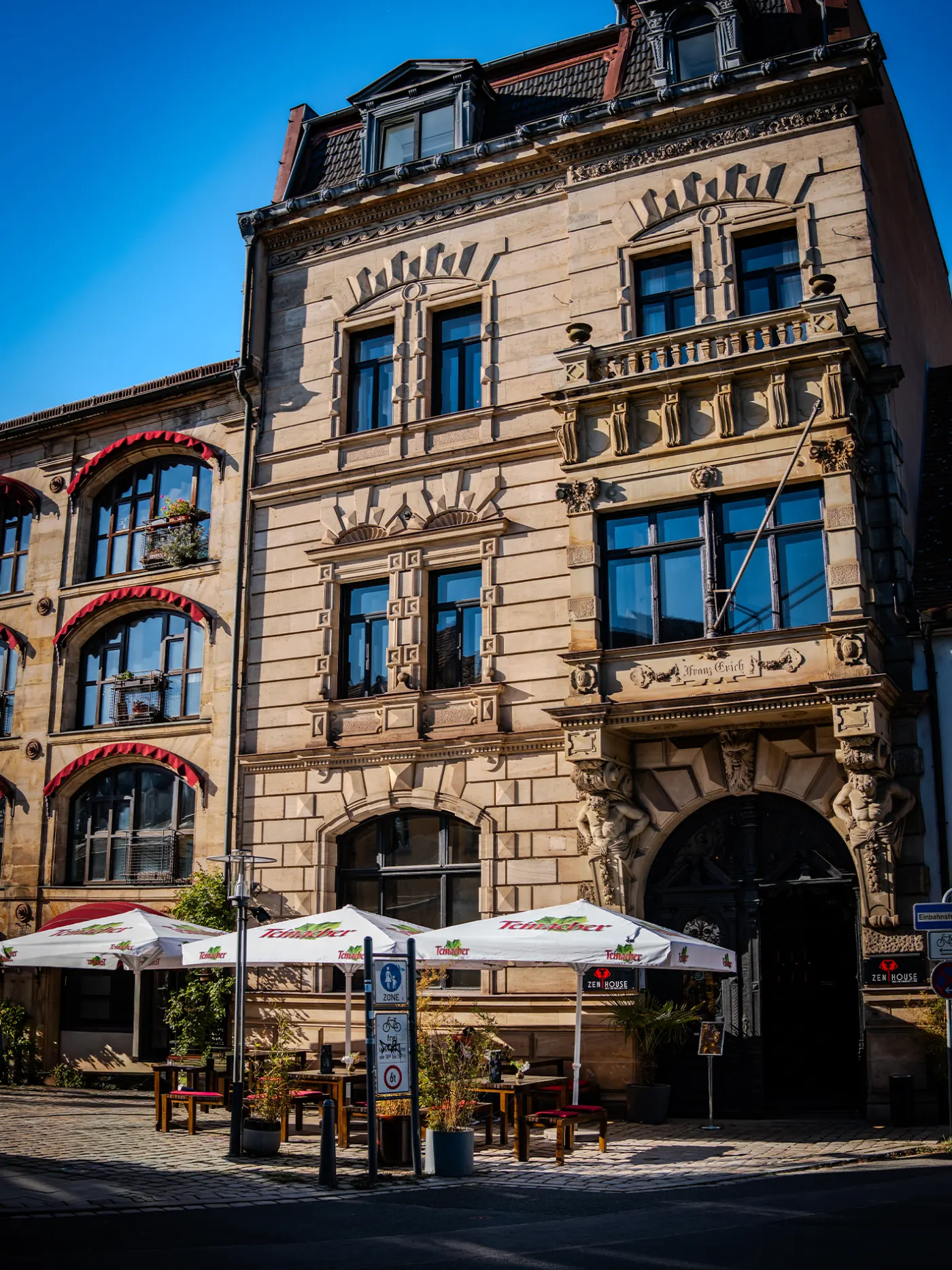 Historisches Eingangsportal des Zen House